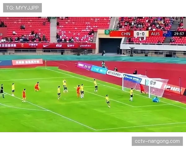 特写镜头：门将神勇扑点，卢顿主场球迷集体起立鼓掌